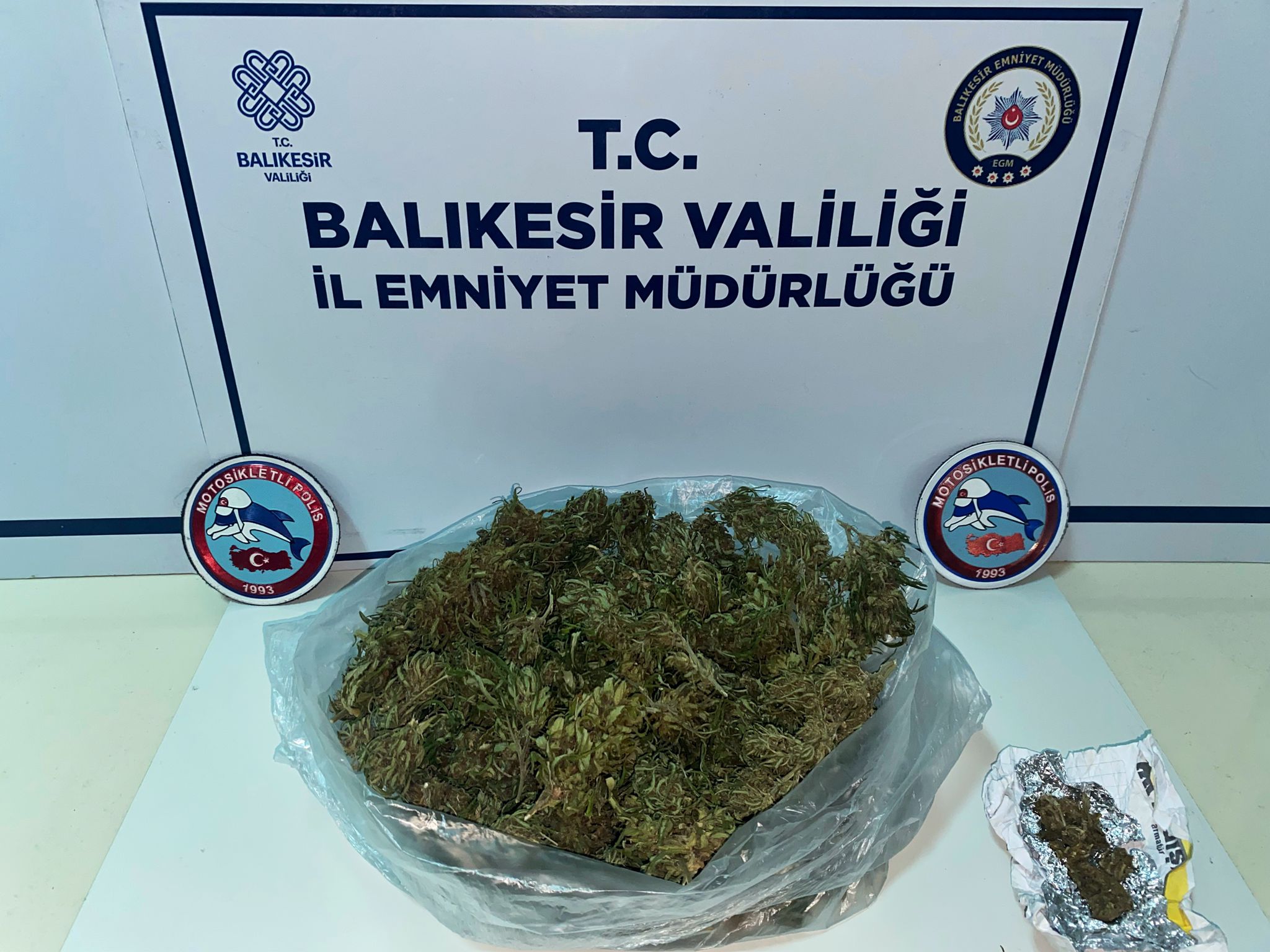 Balıkesir’in Bandırma ilçesinde durumundan şüphelenerek kontrol edilen bir araçta uyuşturucu