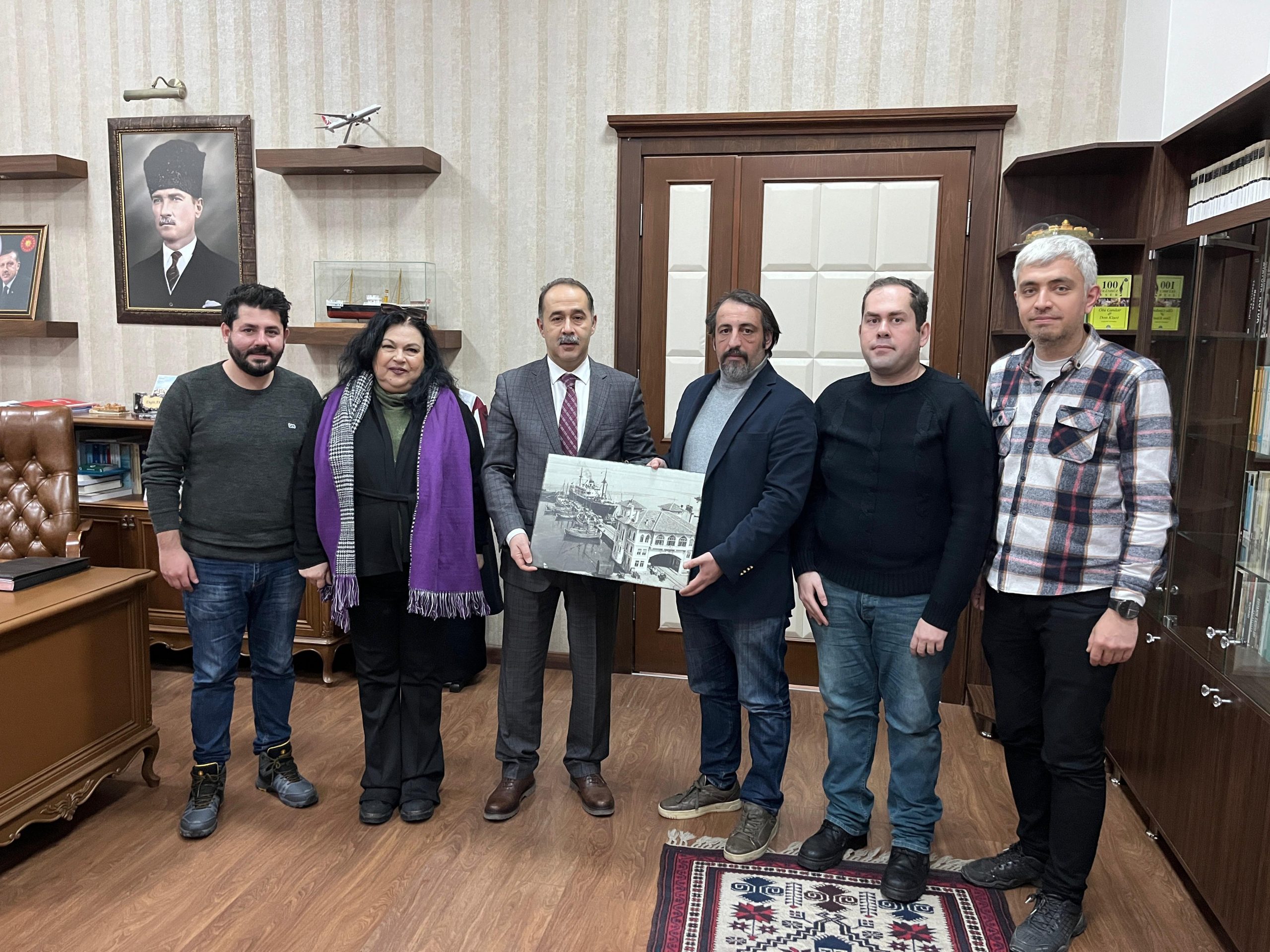 GÜMAMED’TEN KAYMAKAM ENGİN AKSAKAL’A ZİYARET Güney Marmara Medya Çalışanları Derneği (GÜMAMED) üyeleri, 10 Ocak İdareciler