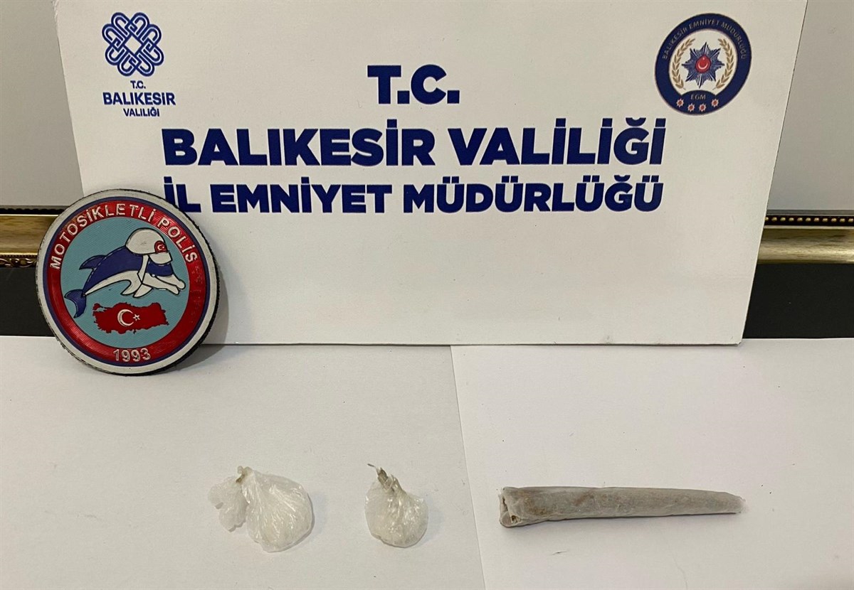 Bandırma Emniyeti, 3 şahsın üzerinde uyuşturucu yakaladı Bandırma’da uyuşturucu oprerasyonu Bandırma İlçe Emniyet Müdürlüğüne bağlı Motorize ekipleri