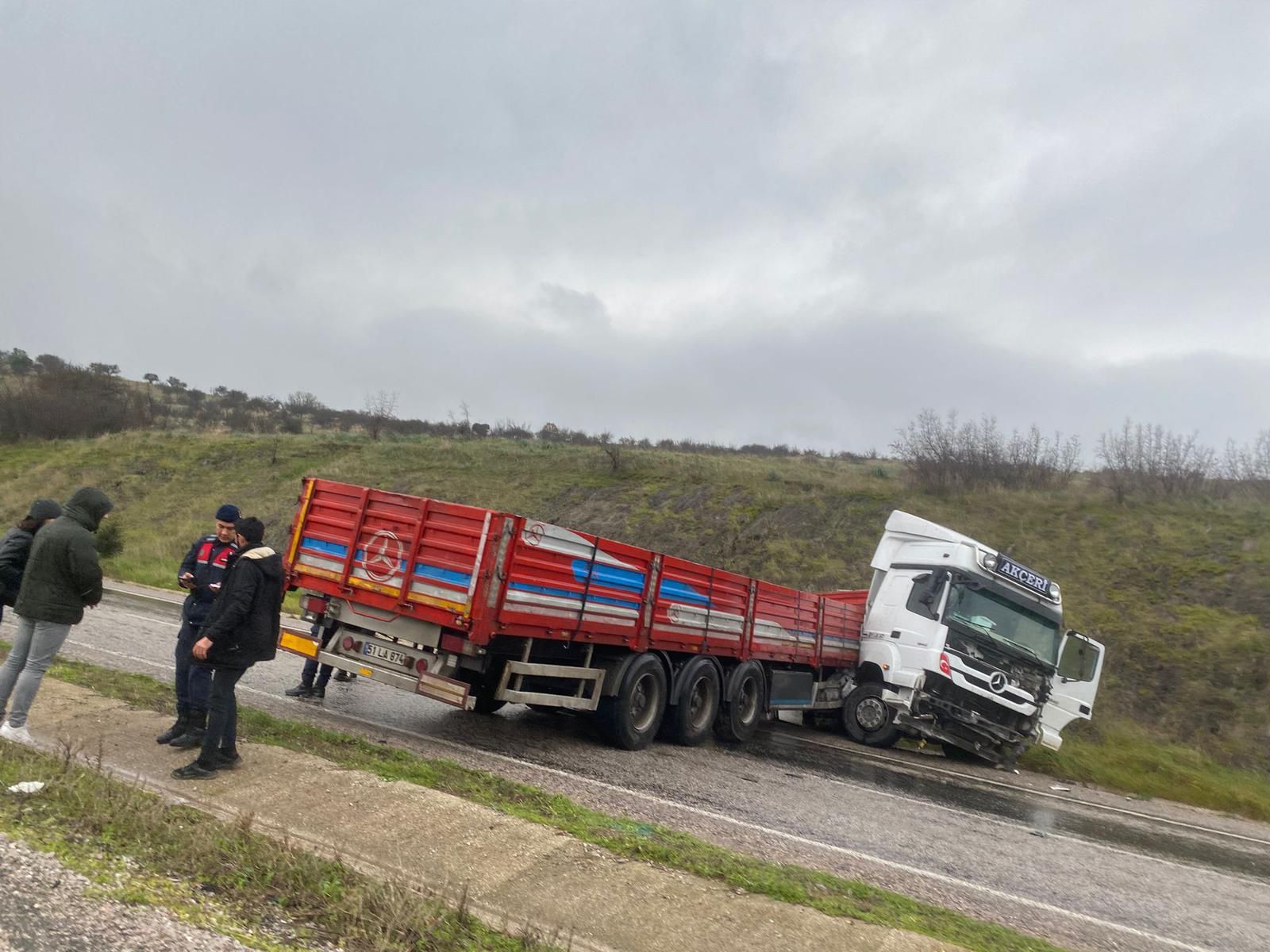 Balıkesir’in Gönen ilçesinde yağış nedeniyle kayganlaşan yolda tır devrildi. Kazada,