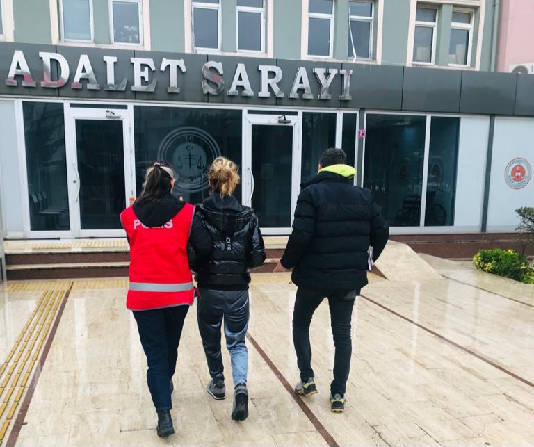 BANDIRMADA FUHUŞ BASKINI Paşabayır Mahallesinde bulunan bir apartı kiralayarak fuhuş yapıldığını tespit eden
