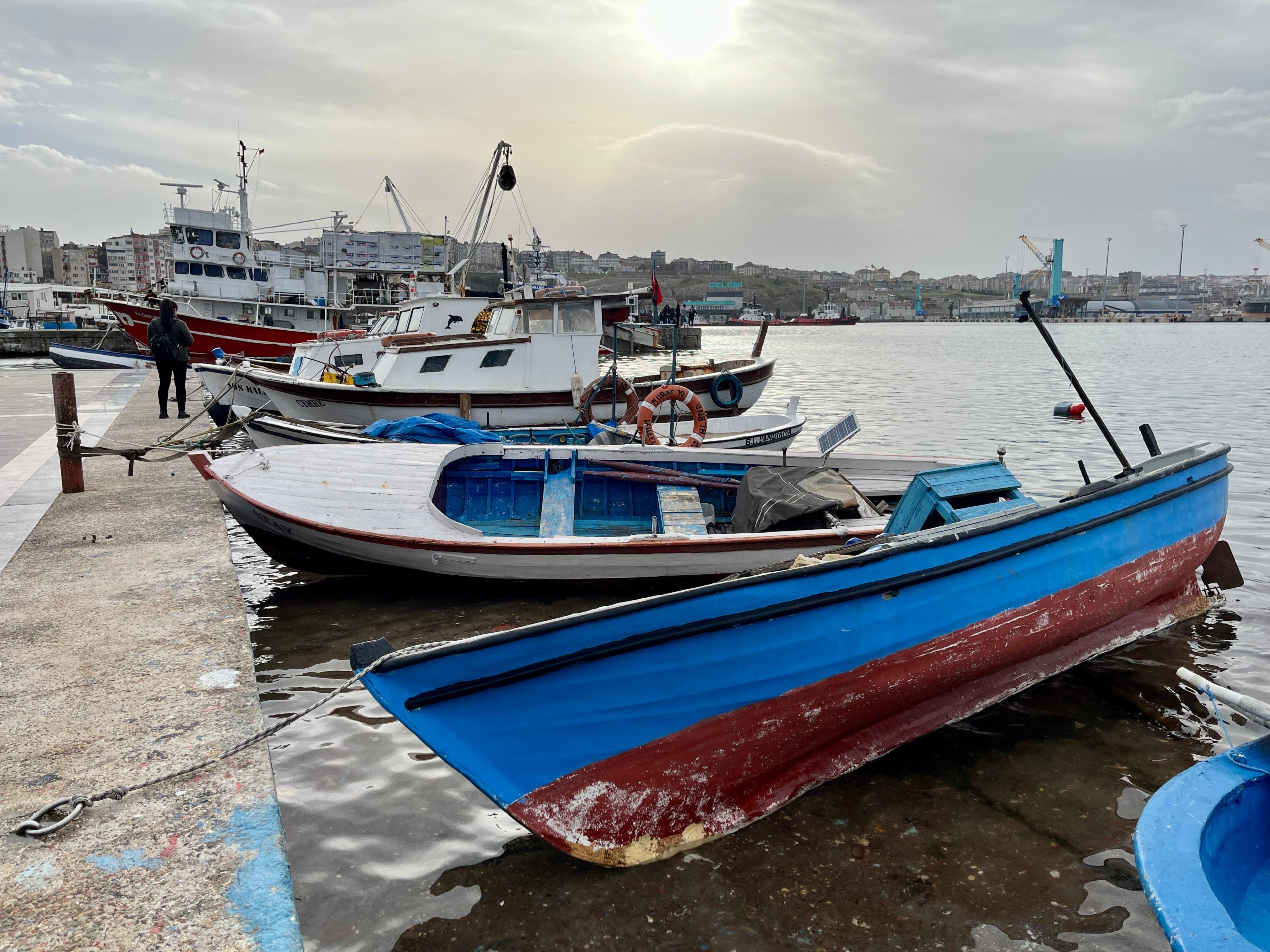 Balıkesir’in Bandırma ilçesinde, şiddetli yağış ve fırtına sonucu, onarım için