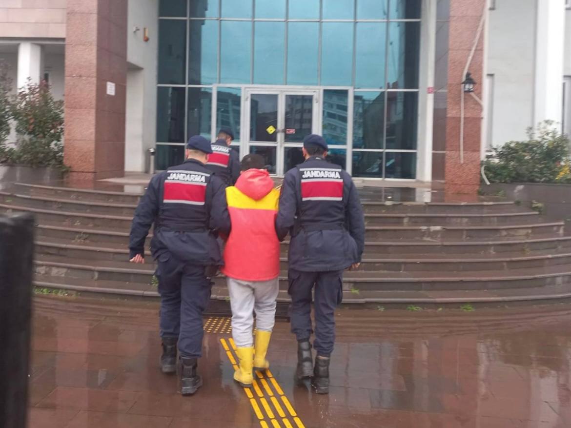 Susurluk’ta PKK/KCK Silahlı Terör Örgütü Propagandası yapmak suçundan aranan 1 kişi yakalandı Balıkesir’in Susurluk ilçesinde Balıkesir İl Jandarma Komutanlığı tarafından, aranan şahısların