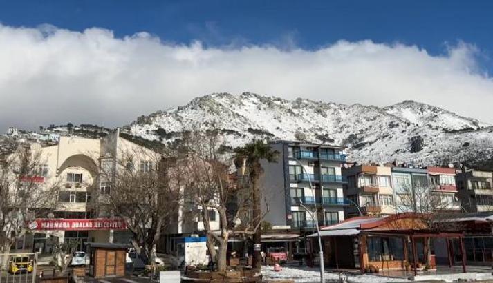 Türkiye’nin tek ada ilçesi Marmara’da fırtına ve kar; adaya 2 gün ulaşım sağlanamadı Türkiye’nin tek ada ilçesi Marmara’da fırtına ve kar; adaya 2