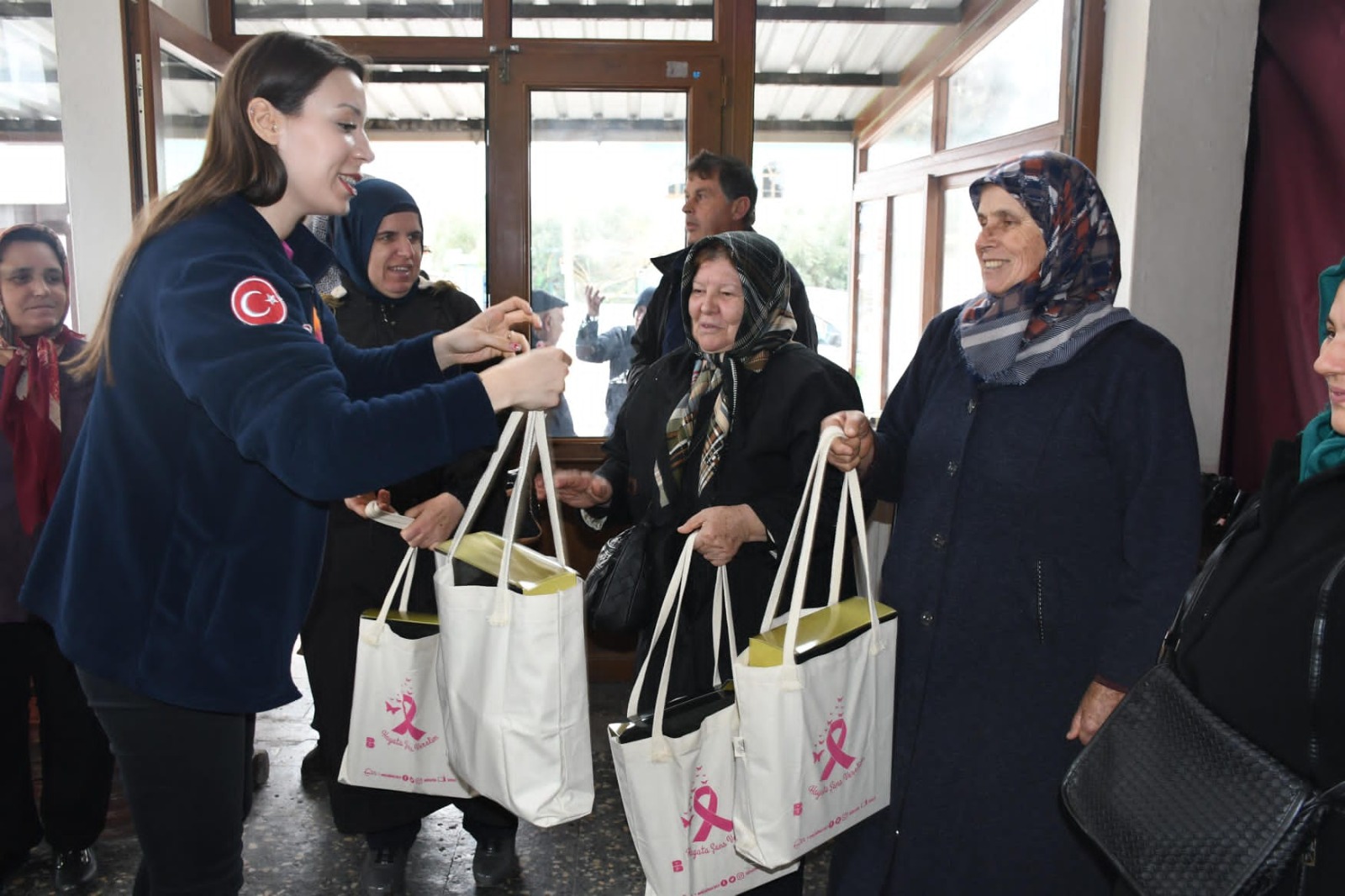 Balıkesir Büyükşehir Belediyesi ekipleri, sağlık taraması hizmetlerini kırsal mahallelerde düzenli