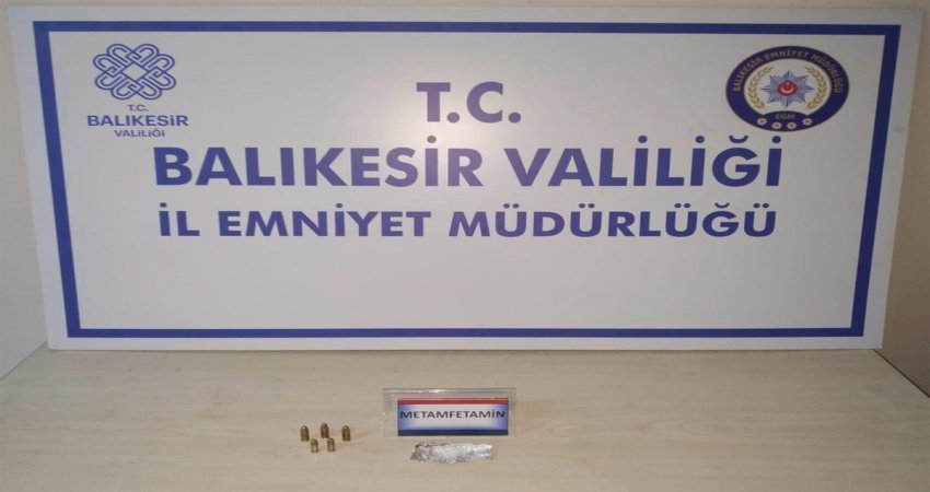 Erdek’te uyuşturucu operasyonunda 2 kişi gözaltına alındı Balıkesir’in Erdek ilçesinde, Erdek İlçe Emniyet Müdürlüğüne bağlı ekipler tarafından