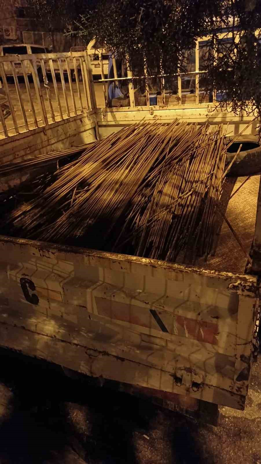 İnşaat hırsızları suçüstü yakalandı Balıkesir’in Bandırma ilçesinde inşattan hırsızlık yapan şahıslar suçüstü yakalandı. Edinilen