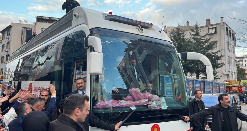 Cumhurbaşkanı Erdoğan, Balıkesir’de sevgi gösterileri ile uğurlandı Balıkesir’deki programını tamamlayan Cumhurbaşkanı Recep Tayyip Erdoğan, kentten vatandaşların sevgi