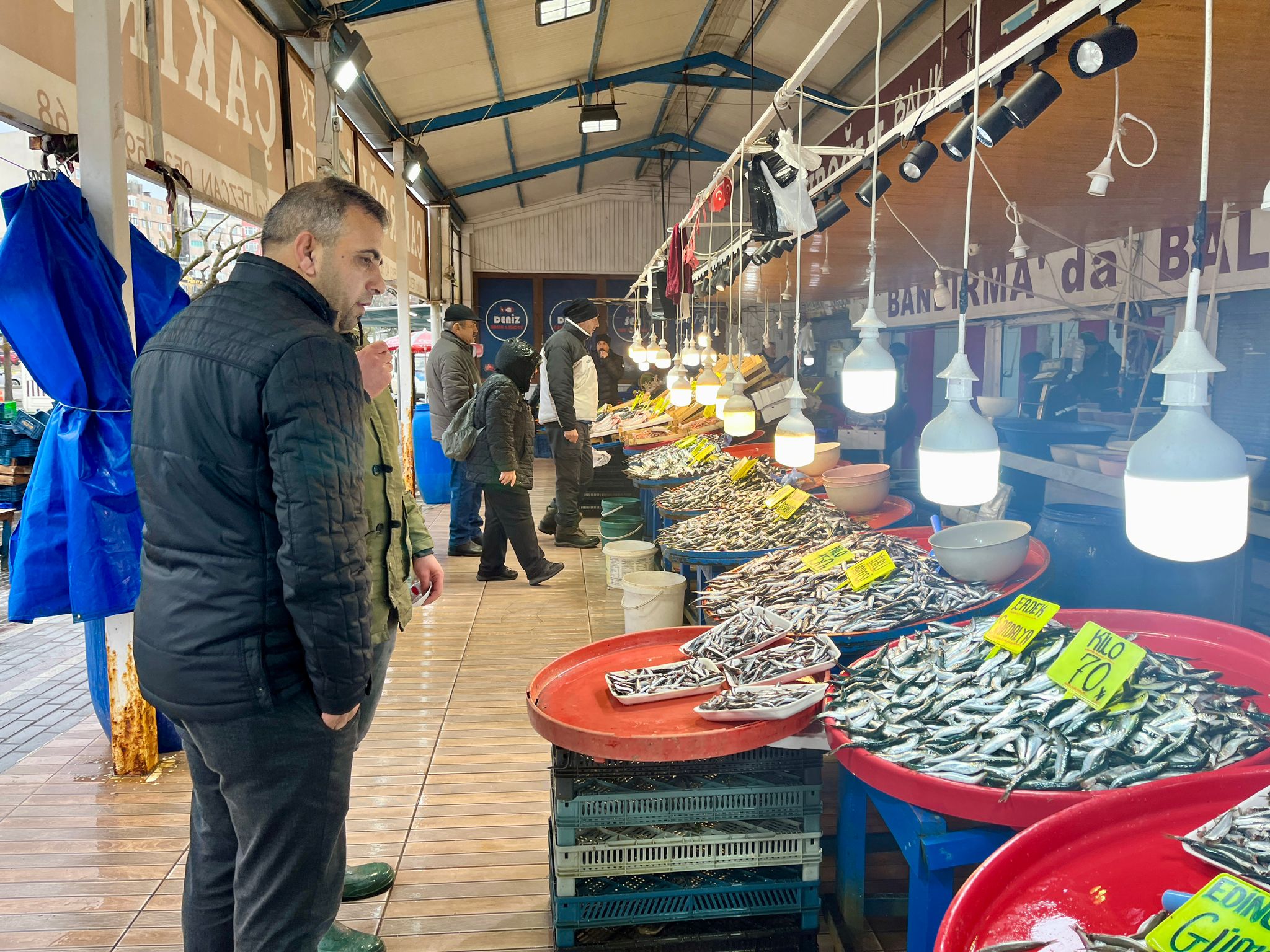 Tezgahlarda balık çeşidi azaldı Marmara Denizi’nde etkisini gösteren fırtına nedeniyle, Balıkesir Büyükşehir Belediyesi Bandırma