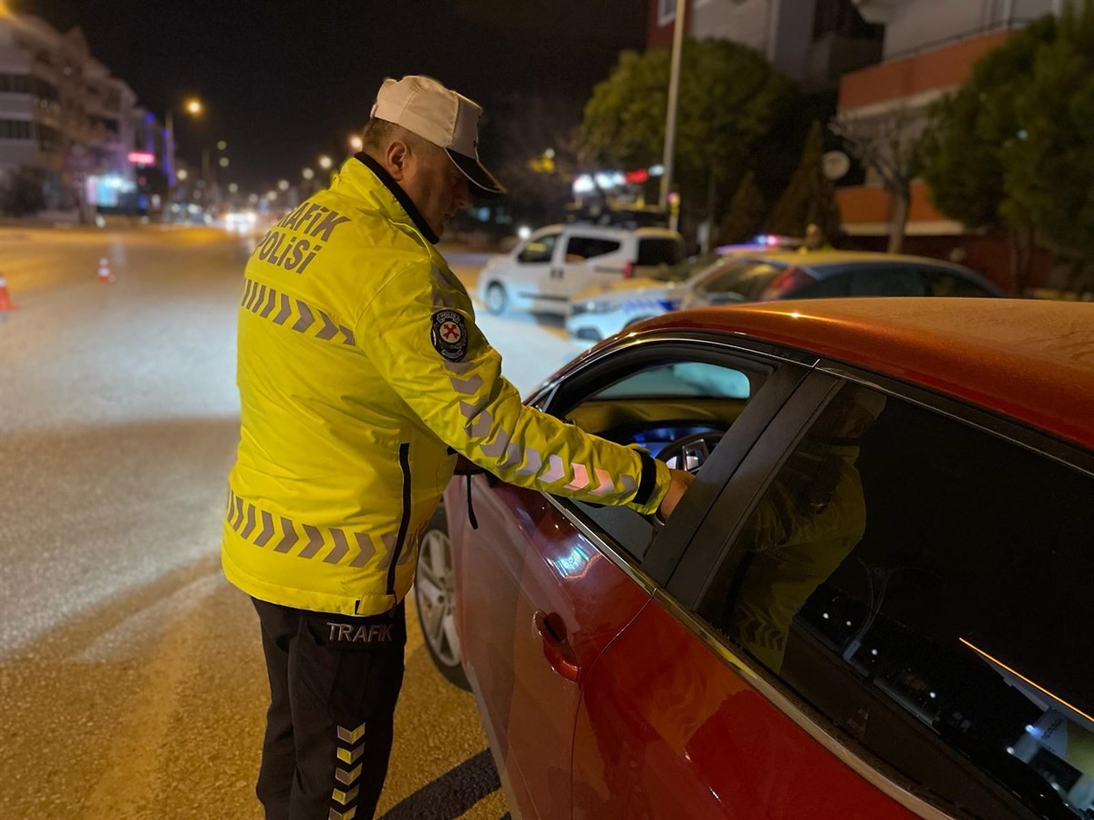 Balıkesir’de 67 araç trafikten men edildi Balıkesir’de trafik polisleri tarafından yapılan denetimlerde, kusurlu bulunan 67 araç