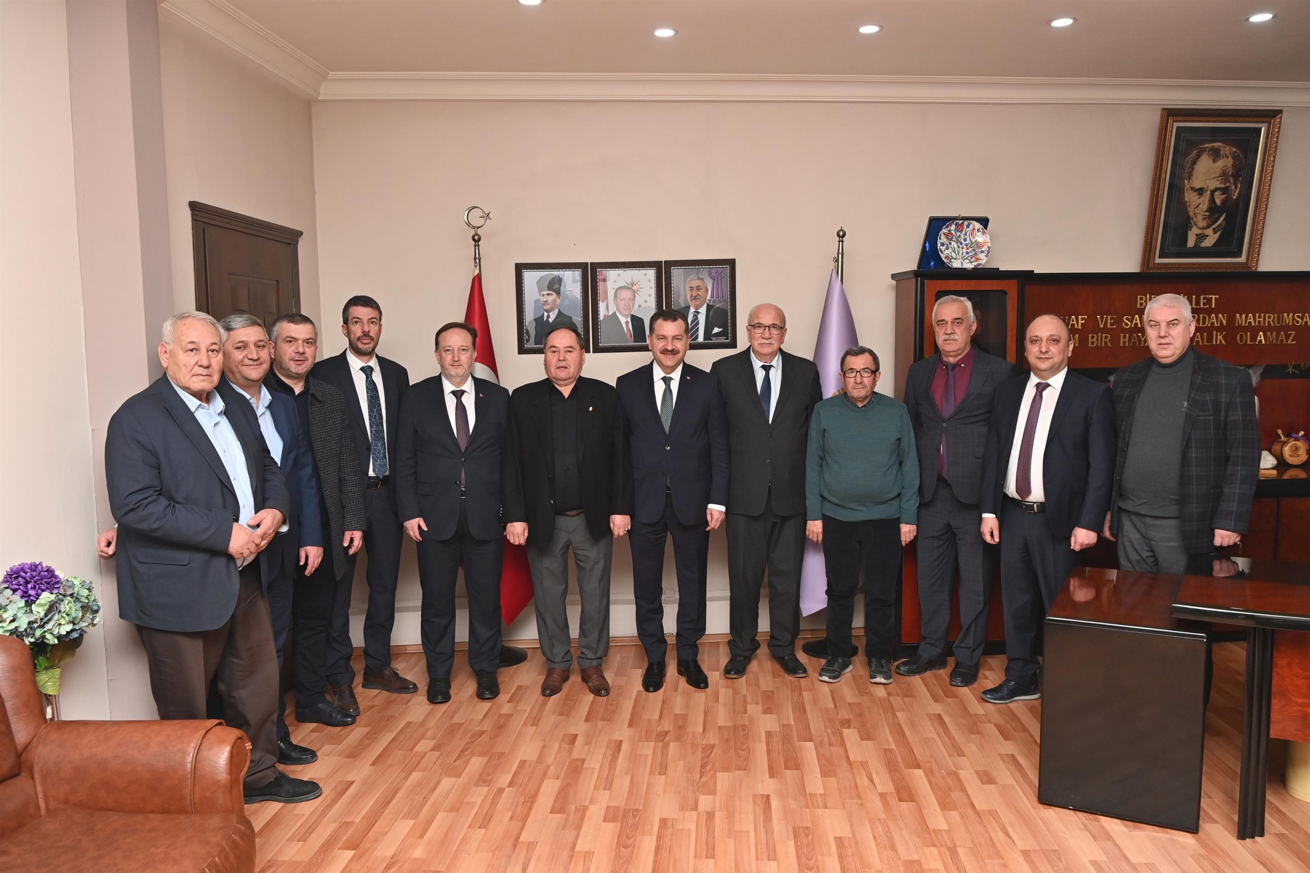 Hasan Baba’nın duaları Yücel Yılmaz’la Balıkesir Büyükşehir Belediye Başkanı Yücel Yılmaz, Hasa Baba Çarşısı’nda girdiği