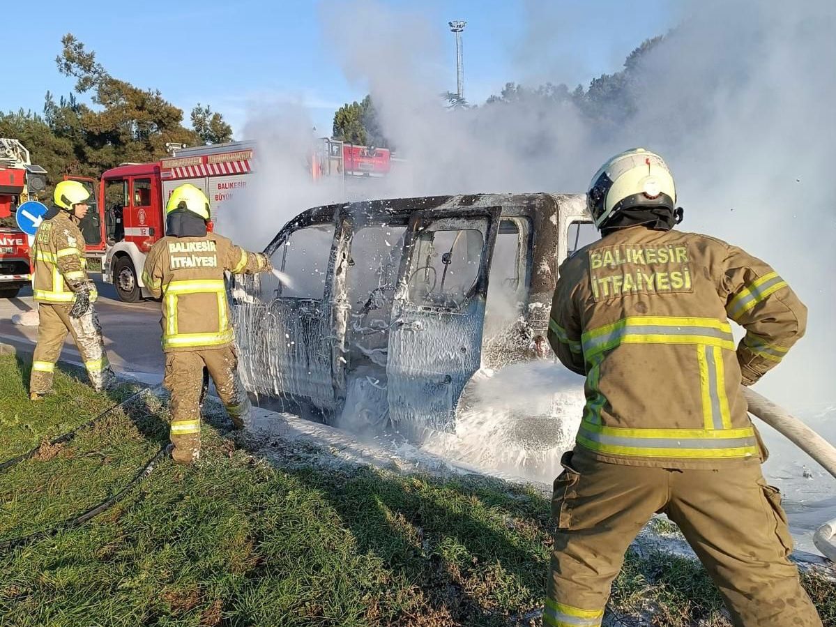 Balıkesir’in Bandırma İlçesi’nde, Bandırma Belediyesi’ne ait araçta seyir halindeyken yangın