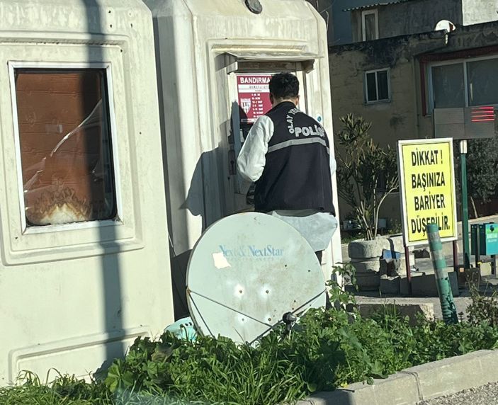 Bandırma’da aynı gecede 3 işletmeyi soyan şahıslar yakalandı Balıkesir’in Bandırma ilçesinde aynı gece meydana gelen hırsızlık olaylarının şüphelileri