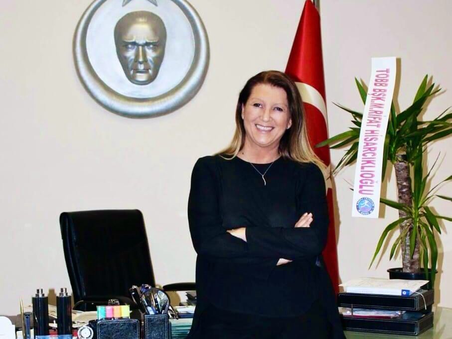 ÖZLEM SARI İYİ PARTİ’DEN ADAY GÖSTERİLDİ Geçtiğimiz günlerde CHP’den istifa eden Özlem Sarı, İYİ Parti tarafından