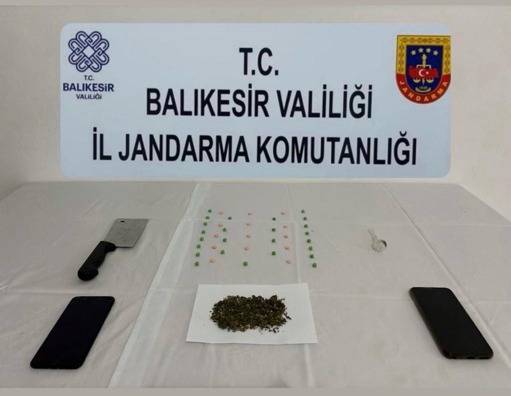 GÖNEN’DE UYUŞTURUCU OPERASYONU Balıkesir’in Gönen İlçesi’nde uyuşturucuyla mücadele çalışmaları kapsamında yapılan operasyon sonucu