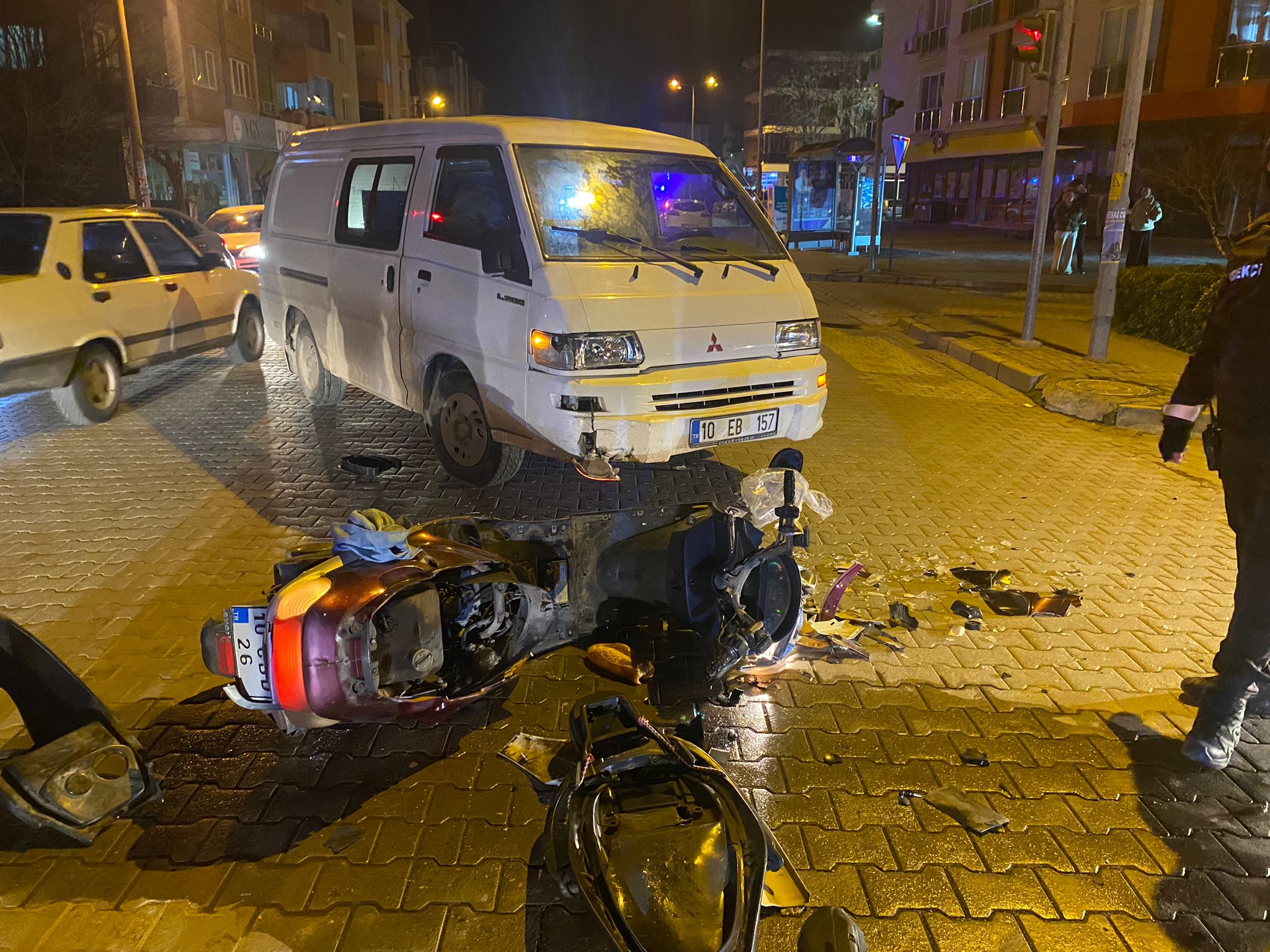 Gönen’de trafik kazasında motosiklet sürücüsü yaralandı Balıkesir’in Gönen ilçesinde kırmızı ışık ihlali yapan motosiklete kamyonet çarpı,