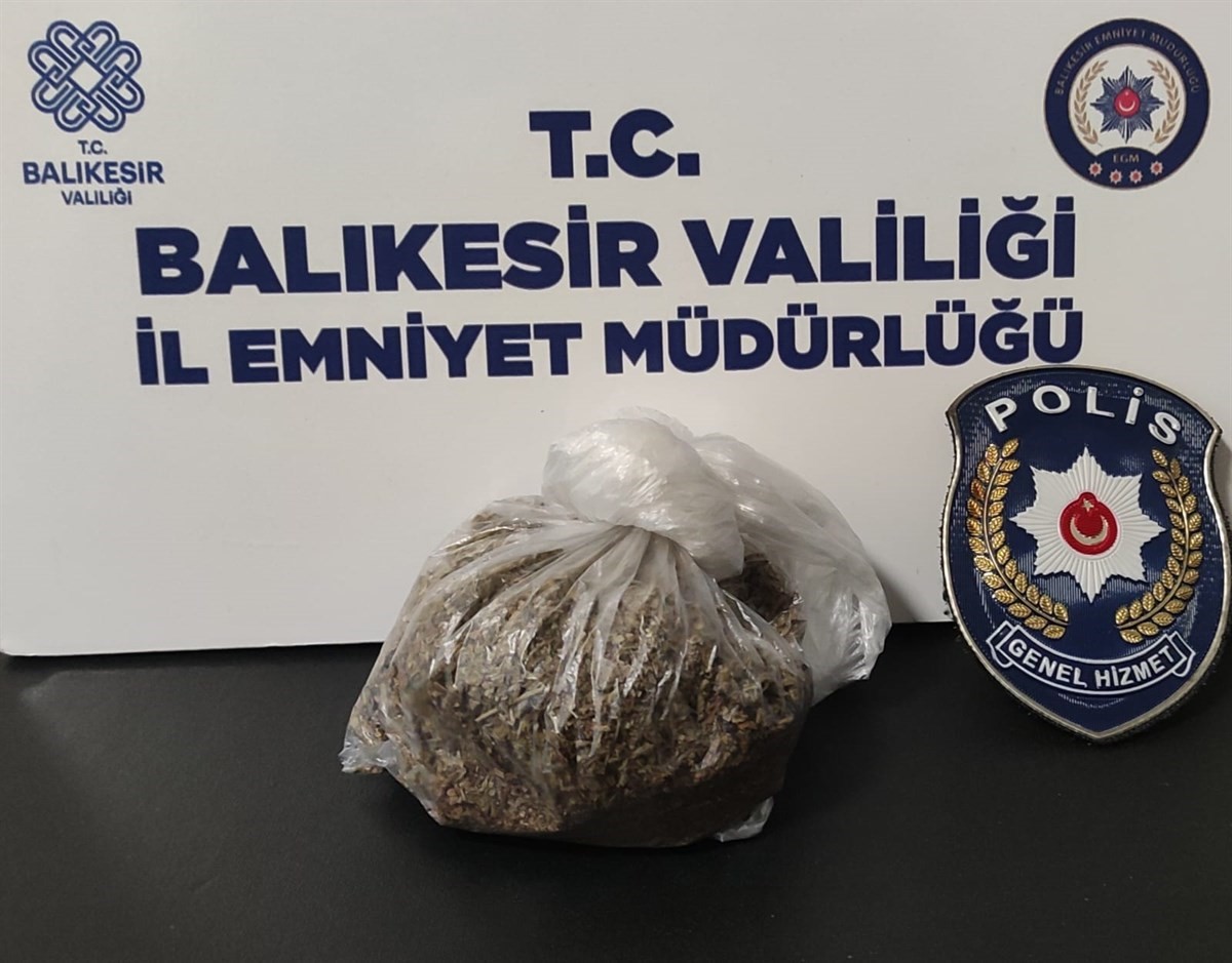 Bandırma’da araç içinden uyuşturucu maddeyi atarken yakalandı Balıkesir’in Bandırma ilçesinde Bandırma İlçe Emniyet Müdürlüğüne bağlı ekiplerce, Şükrü