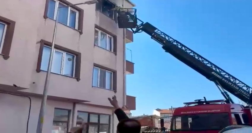 ŞARJDA BIRAKILAN CEP TELEFONU YANGINA SEBEP OLDU Balıkesir’in Gönen İlçesinde, şarjda bırakılan cep telefonu nedeniyle çıkan yangın