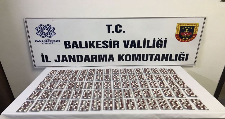 DURDURULAN ARAÇTAN 1139 ADET UYUŞTURUCU HAP ÇIKTI Balıkesir’in Manyas İlçesi’nde durdurulan takipli araçta, uyuşturucu madde imal ve