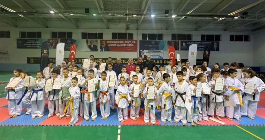 KÜÇÜK KARATECİLERİN KUŞAK HEYECANI! Manyas Belediyespor Karate takımının karatecileri kuşak sınavında ter döktüler. Manyas