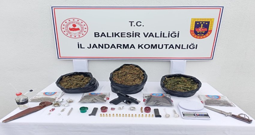 GÖNEN’DE UYUŞTURUCUYA DARBE: 2 KİŞİ YAKALANDI Balıkesir’in Gönen ilçesinde uyuşturucu madde imal ve ticareti yaptığı tespit