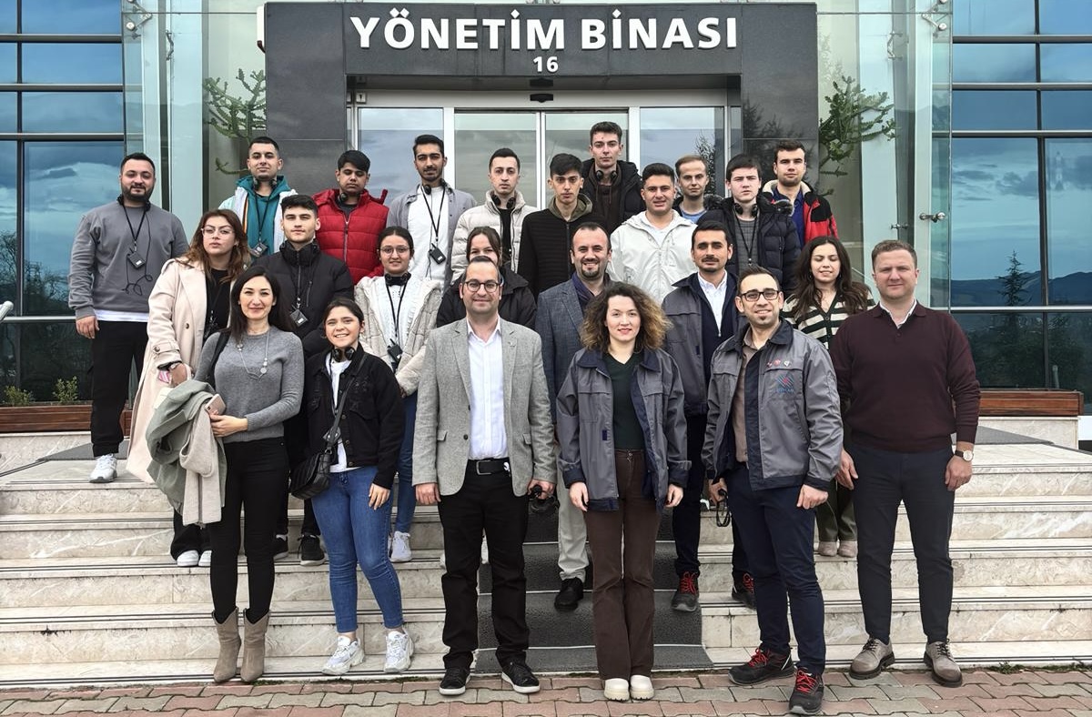 22 MYO ÖĞRENCİSİ ŞİŞECAM’IN YENİŞEHİR’DEKİ FABRİKALARINDA STAJA BAŞLIYOR Üretim faaliyeti gösterdiği bölgelerde kalkınmaya destek olmak ve genç yetenekleri