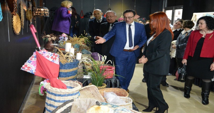 HALK EĞİTİM “DUR ATMAAA!” DEDİ, SANATA DÖNÜŞTÜRDÜ Bandırma Halk Eğitimi Merkezi kursiyerleri tarafından sıfır atık projesi kapsamında