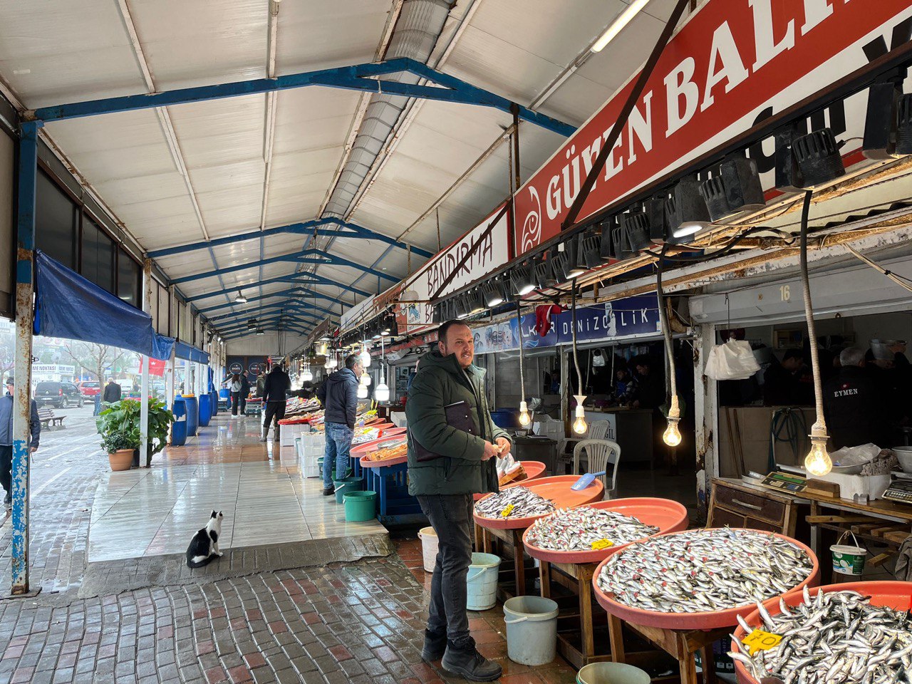 BALIK VAR AMA MÜŞTERİ YOK Balıkesir Büyükşehir Belediyesi Bandırma Su Ürünleri Hali’ndeki tezgahlarda balık bolluğu