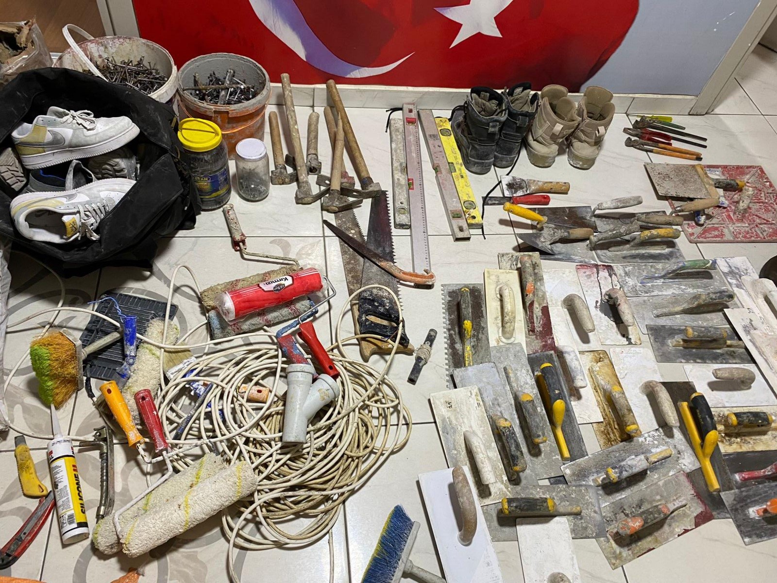 Balıkesir’in Bandırma ilçesinde inşaatlardan hırsızlık yapan şüpheli, polis ekiplerince yakalandı.
