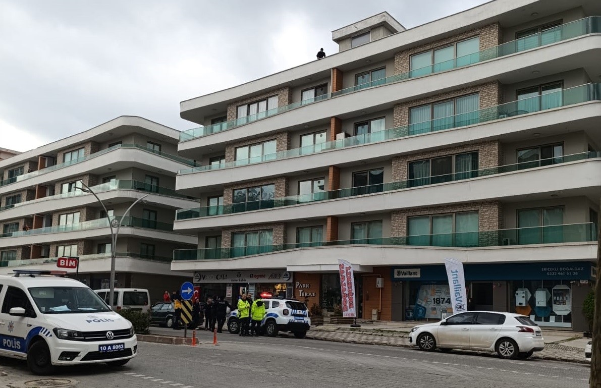 Kız arkadaşı ile tartışan genç çatıya çıktı Balıkesir’in Edremit ilçesinde kız arkadaşı ile tartışan genç, 5 katlı