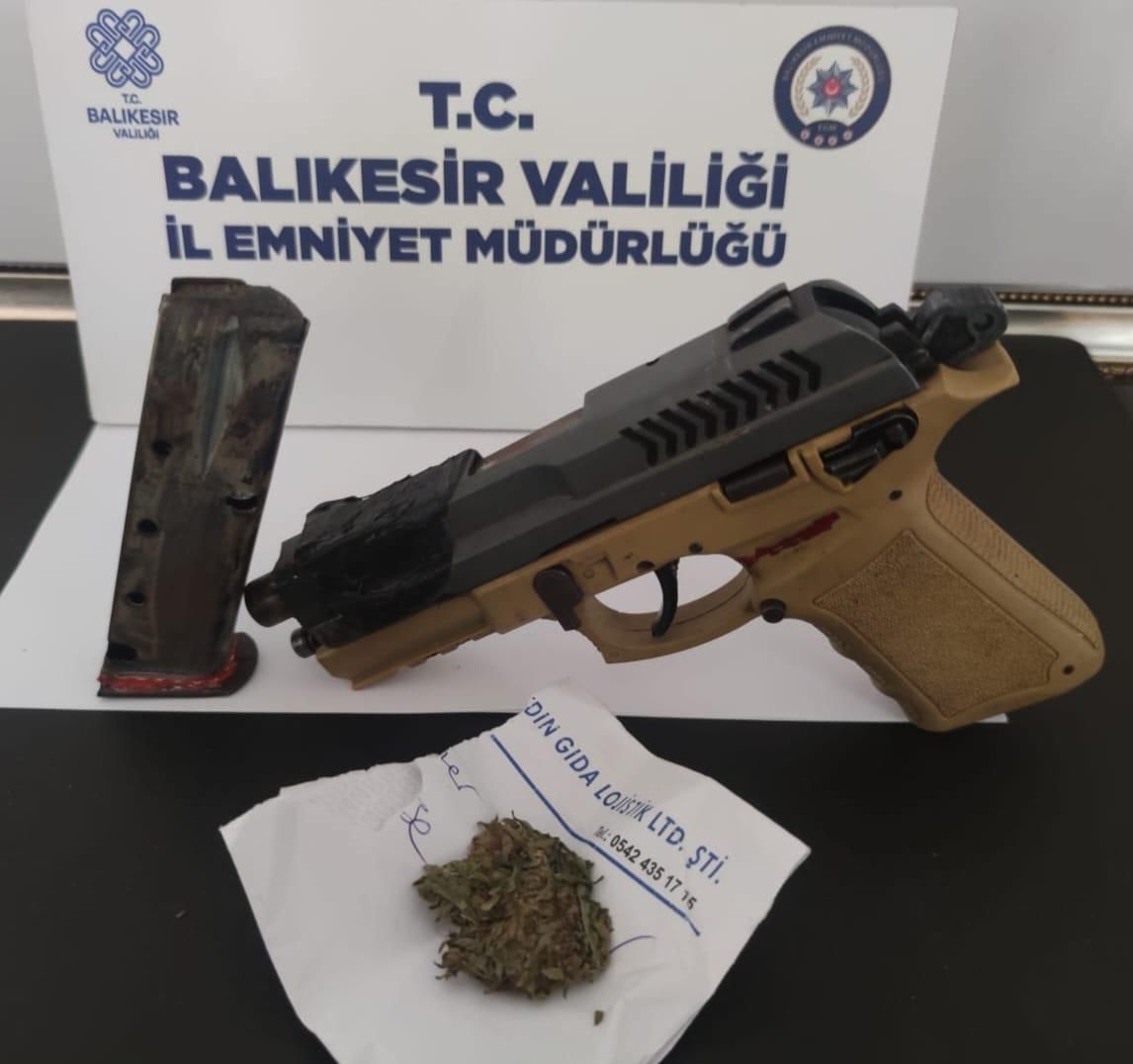Balıkesir’in Bandırma ilçesinde polis ekipleri tarafından yapılan uygulamalarda uyuşturucu madde