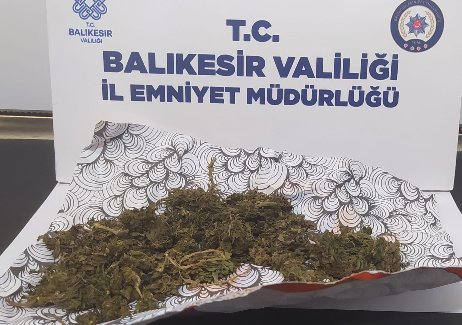 Balıkesir’in Bandırma ilçesinde, 3 şahıs üzerinde uyuşturucu madde ile yakalandı.