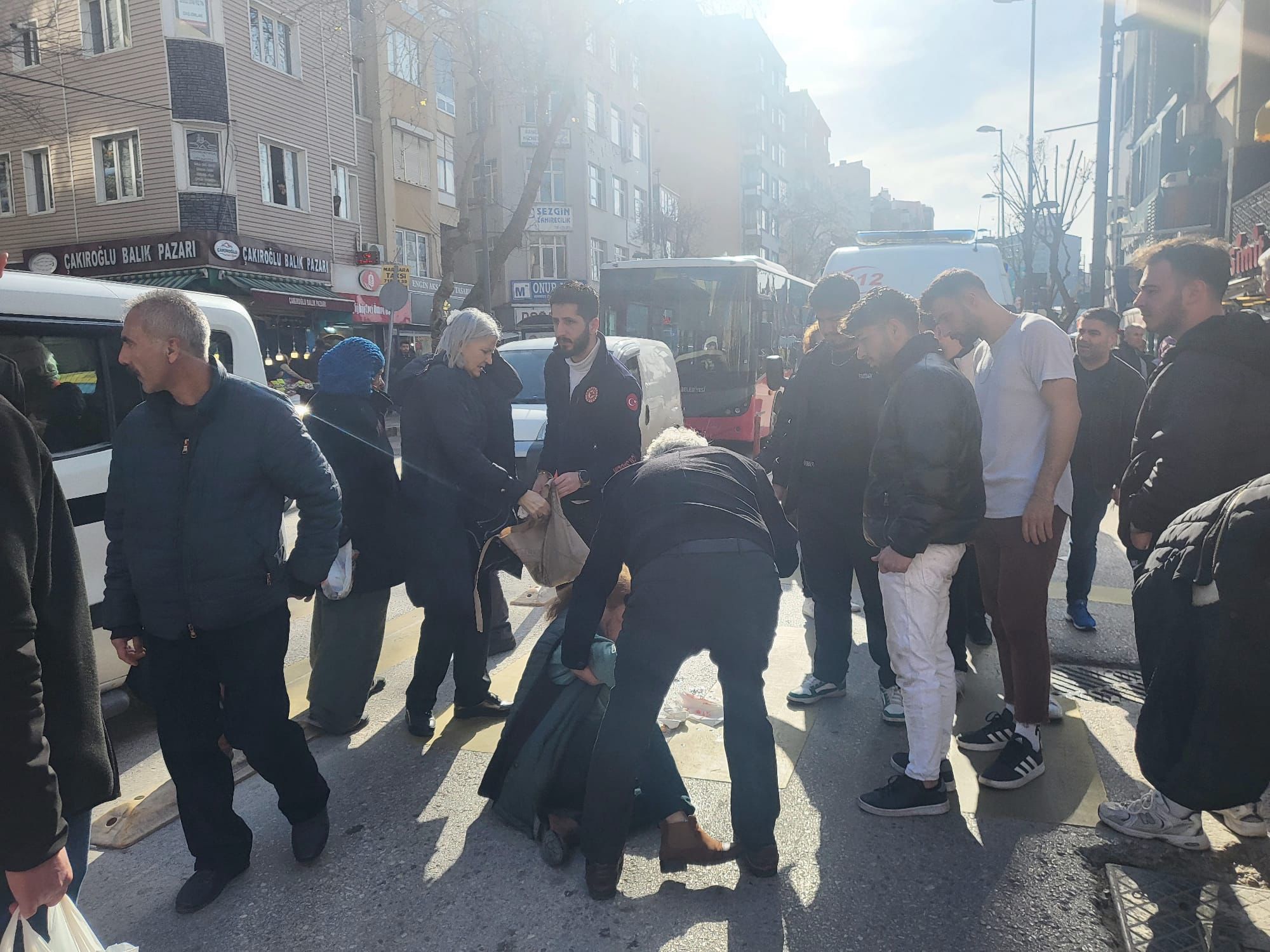 Balıkesir’in Bandırma ilçesinde meydana gelen trafik kazasında motosikletin çarptığı 2