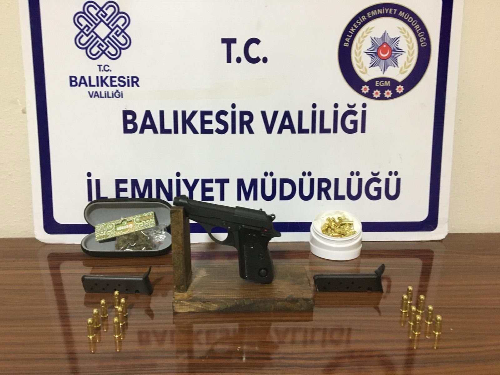 Balıkesir’in Gönen İlçesi’nde takipli bir şahıs polis ekiplerinin başarılı operasyonu