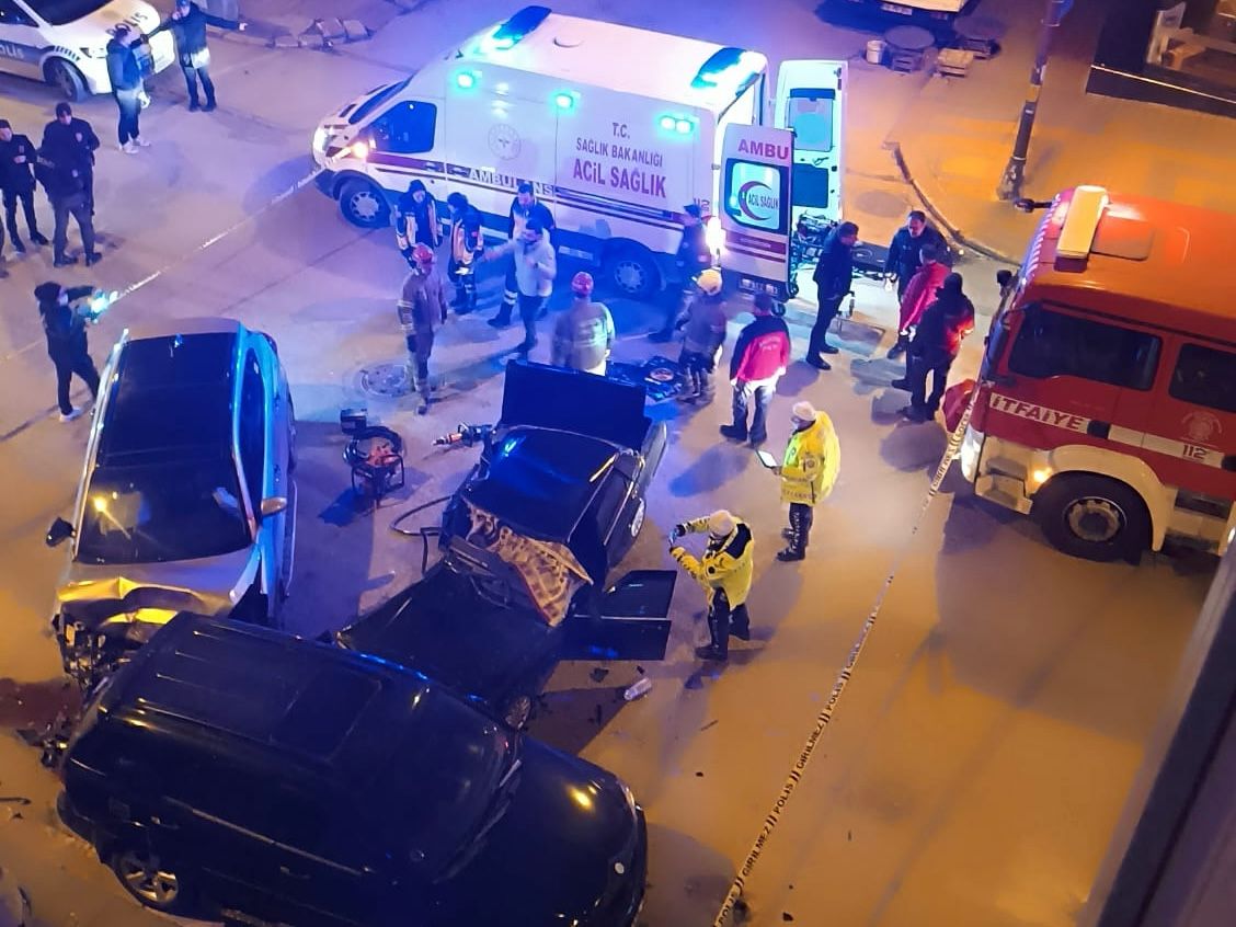 Balıkesir’in Bandırma ilçesinde iki otomobilin çarpıştığı kaza sonucu 1 kişi