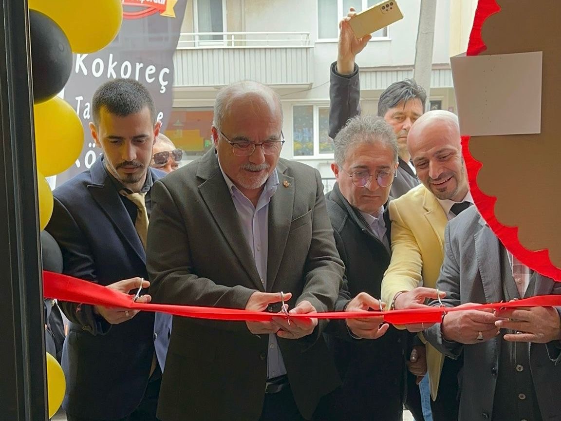 Bandırma’da yeni faaliyete geçen, “Bana’Bi Kokoreç” enfes tatları ve şık