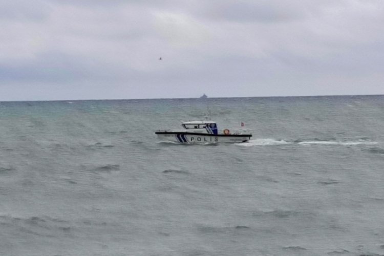 Marmara Denizi’nde kaybolan 6 kişi için tüm imkanlar seferber edildi Marmara Denizi’nde Karacabey açıklarında dün sabah saatlerinde batan gemideki 6