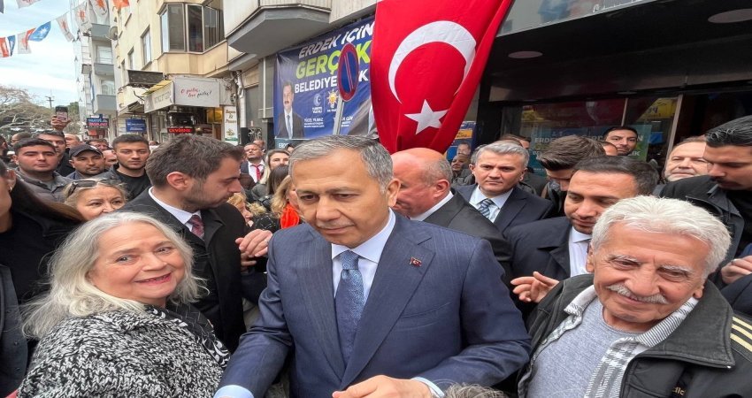 İçişleri Bakanı Ali Yerlikaya Erdek’te AK Parti Seçim Ofisi açılışına katıldı İçişleri Bakanı Ali Yerlikaya Balıkesir’in Erdek ilçesinde AK Parti Erdek