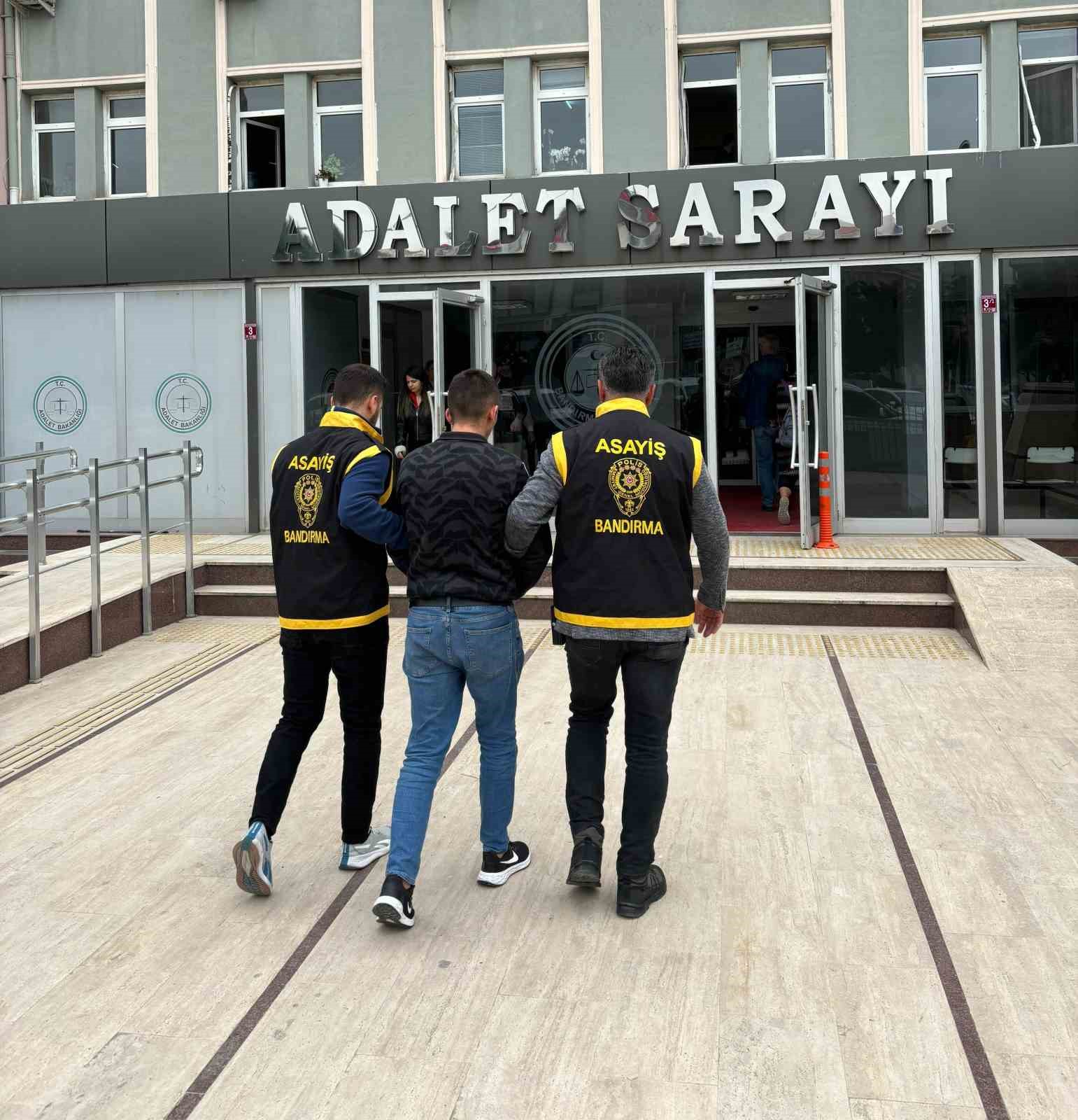 Hırsız çatı katında yakalandı Balıkesir’in Bandırma ilçesinin Sunullah Mahallesi’nde, hırsız, polisin takibi sonucu çatı