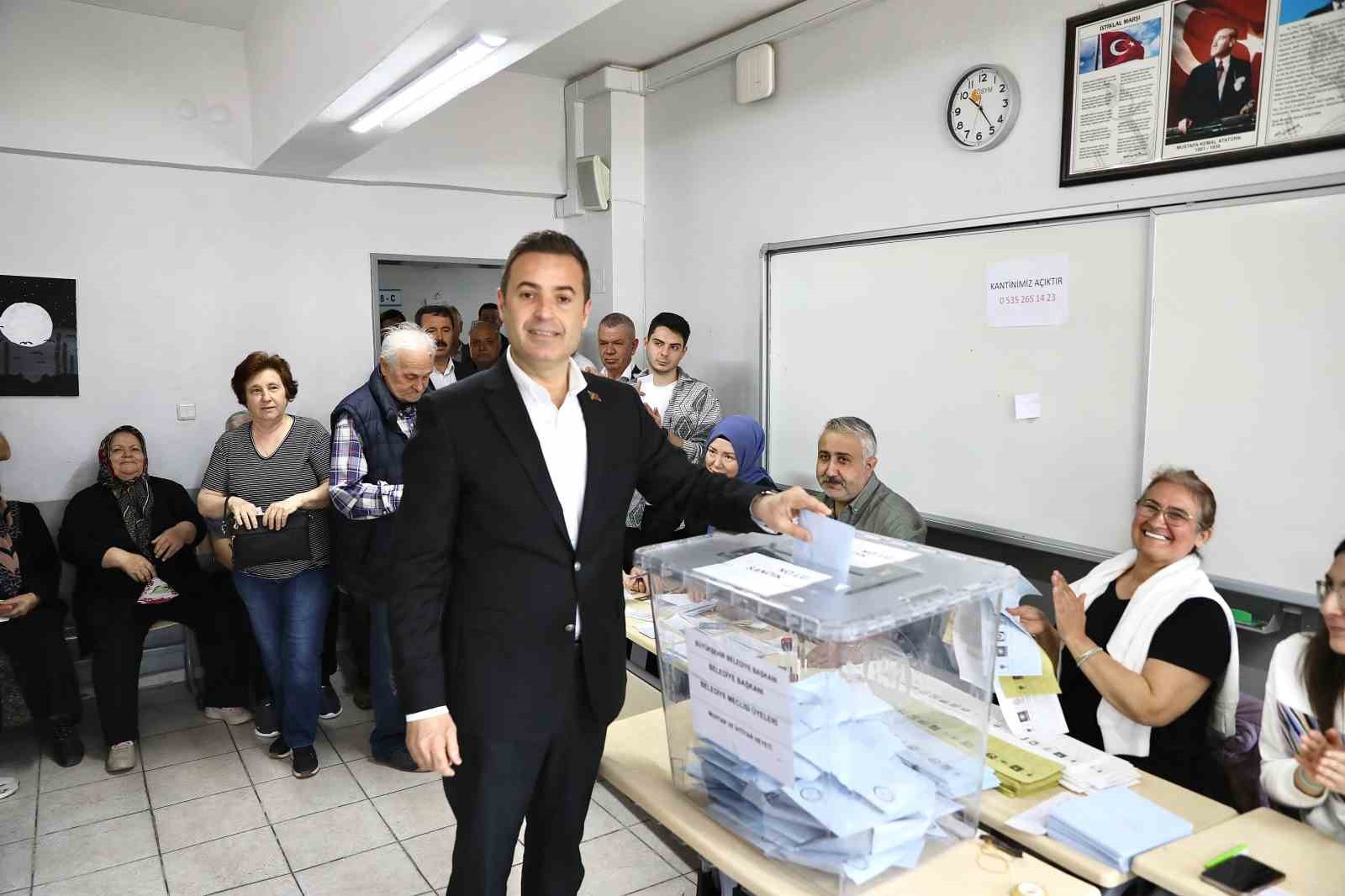 Ahmet Akın oyunu kullandı Cumhuriyet Halk Partisi (CHP) Balıkesir Büyükşehir Belediye Başkan Adayı Ahmet