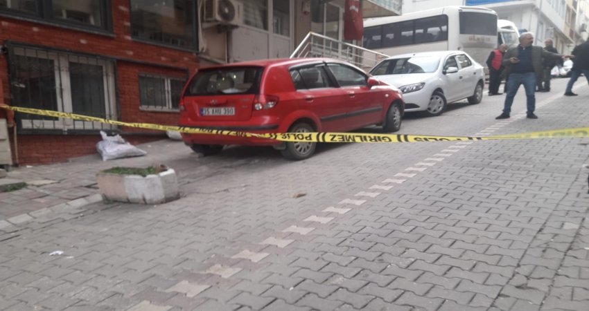 Bandırma’da bir iş yerine silahlı saldırı Balıkesir’in Bandırma ilçesinde bir iş yerine henüz sebebi bilinmeyen silahlı
