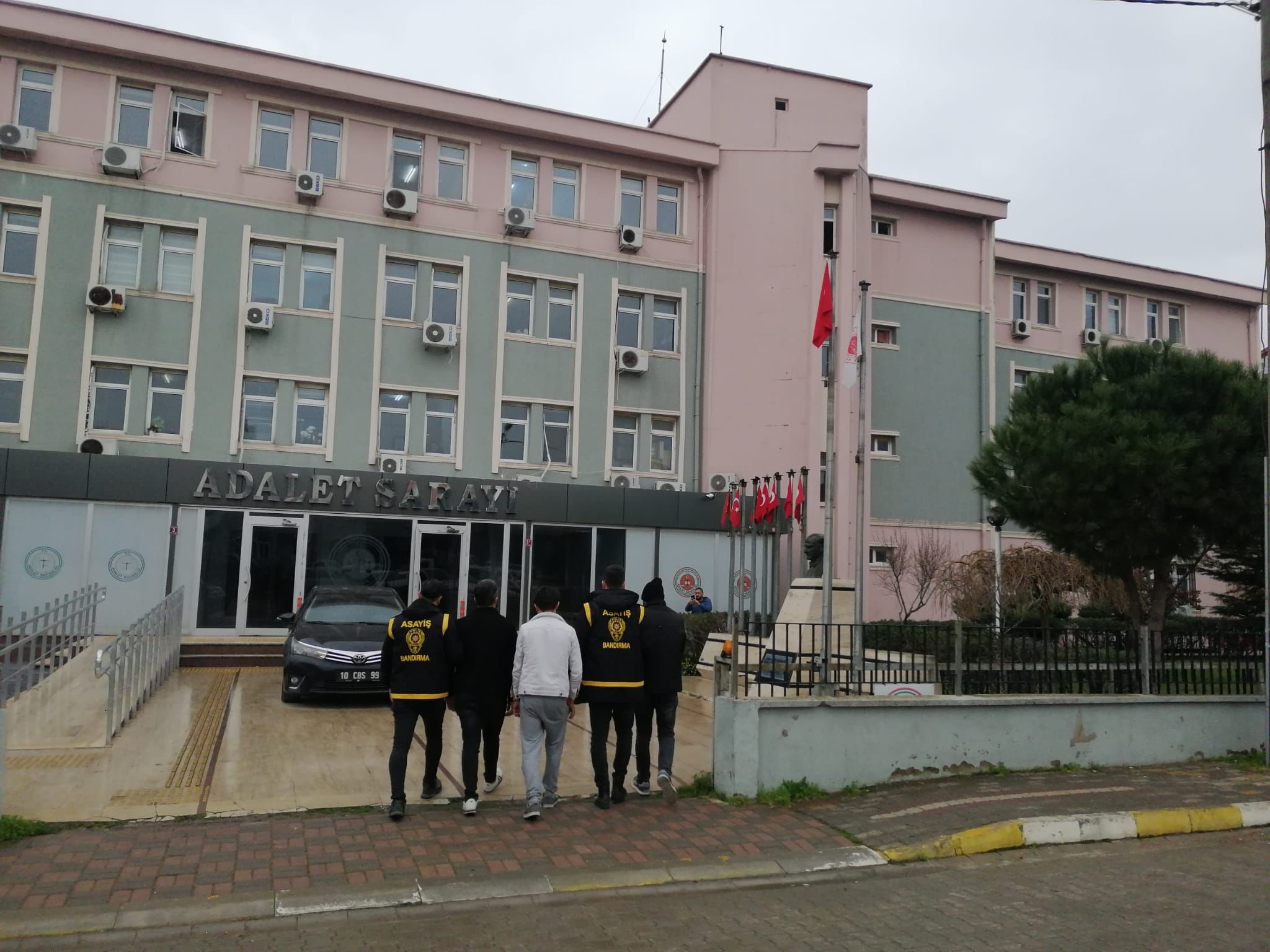 Bandırma’da 24 suçtan aranan şahıslar yakalandı Bandırma İlçe Emniyet Müdürlüğü ekipleri, dolandırıcılık suçlarına karşı gerçekleştirdiği operasyonda