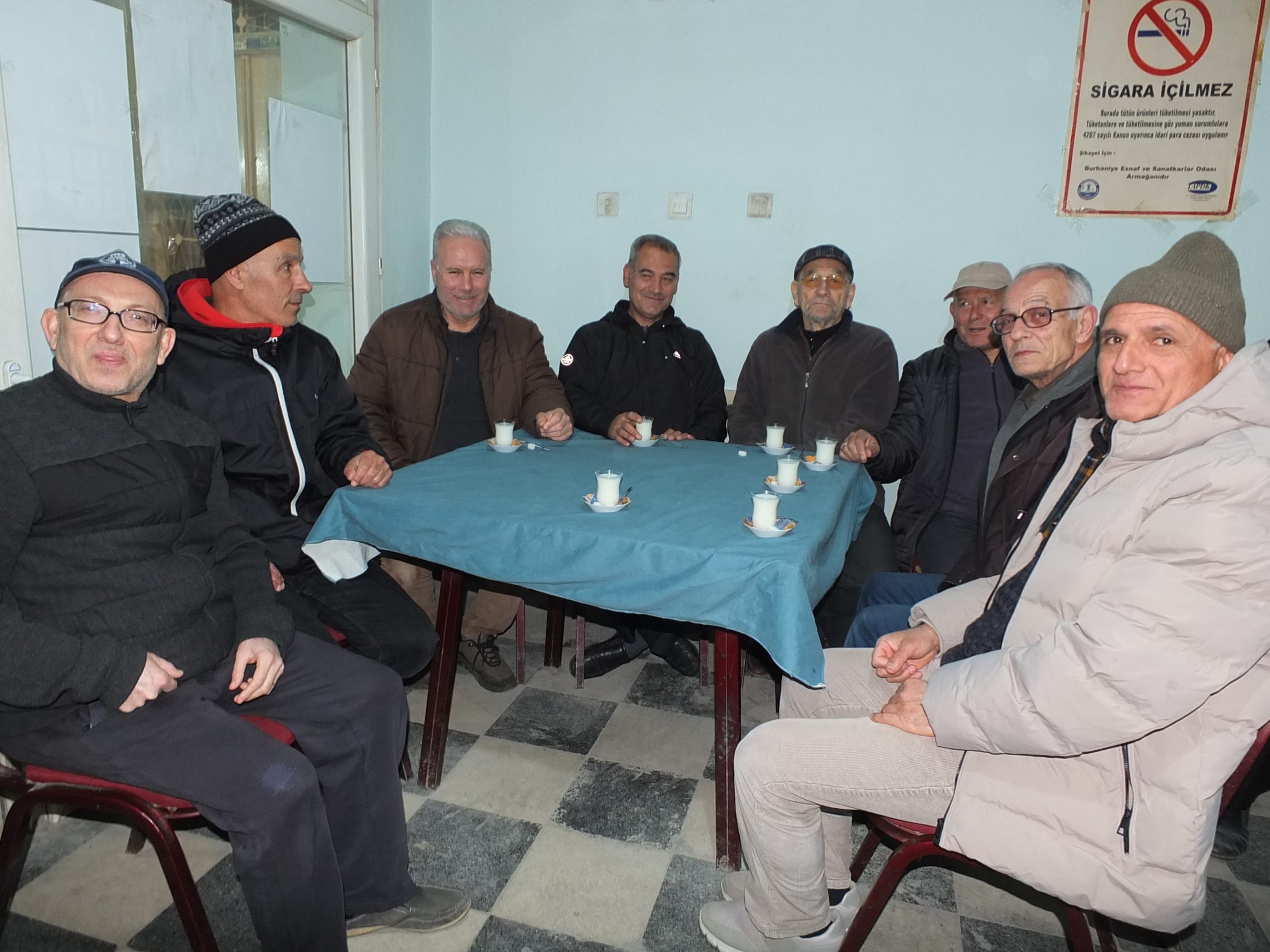 Çay yerine süt içiyorlar Burhaniye ilçesinde, kahvehanelerdeki süt servisi yoğun ilgi gördü. Çay yerine