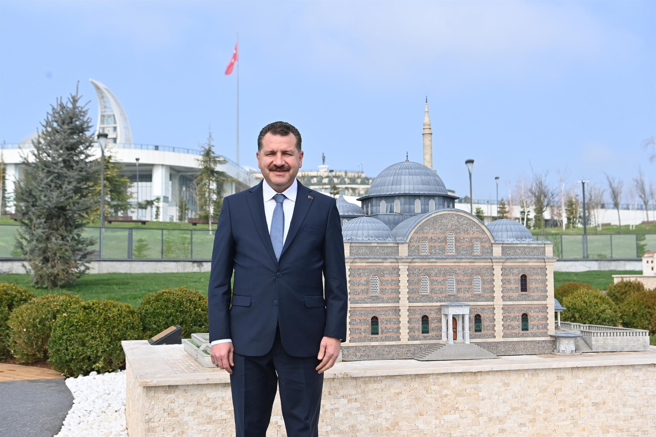 Çamlık’a Mini10 ve BALMEK Balıkesir Büyükşehir Belediye Başkanı Yücel Yılmaz, Hilal Minareli Şehitler Camisiyle,