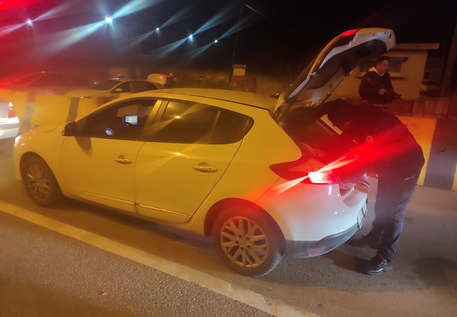 BANDIRMA’DA ŞOK ASAYİŞ, TRAFİK, NARKOTİK VE HUZUR UYGULAMASI Balıkesir’in Bandırma ilçesinde toplam 255 emniyet müdürlüğü personelinin katılımıyla geniş