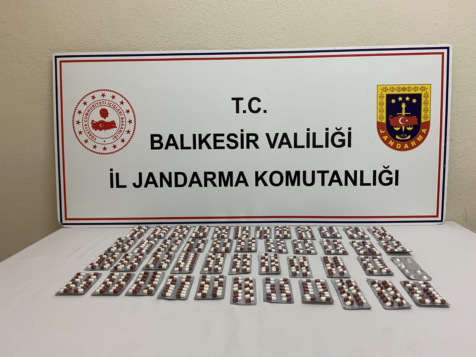 GÖNEN’DE UYUŞTURUCU OPERASYONU: 625 ADET SENTETİK HAP ELE GEÇİRİLDİ Balıkesir’in Gönen ilçesinde, Balıkesir İl Jandarma Komutanlığı tarafından yürütülen operasyon