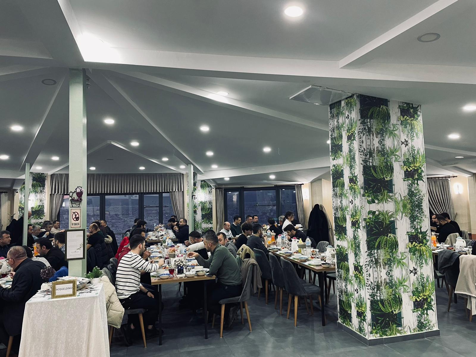TUSE GAYRİMENKUL’DEN ESNAFA İFTAR YEMEĞİ TUSE Gayrimenkul, Bandırmalı esnafları ve iş dünyasından isimleri geleneksel iftar