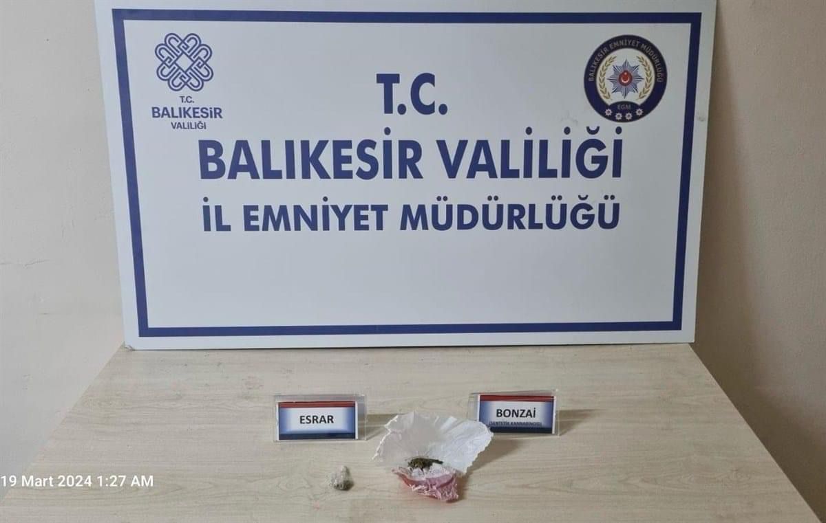 Erdek’te uyuşturucu operasyonunda 1 kişi yakalandı Balıkesir’in Erdek ilçesinde hareketlerinden şüphelenilen bir şahsa üst araması yapıldı.