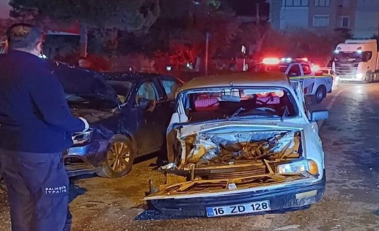 ERDEK’TE TRAFİK KAZASI: 3 YARALI Balıkesir’in Erdek ilçesinde meydana gelen çift taraflı trafik kazasında 3