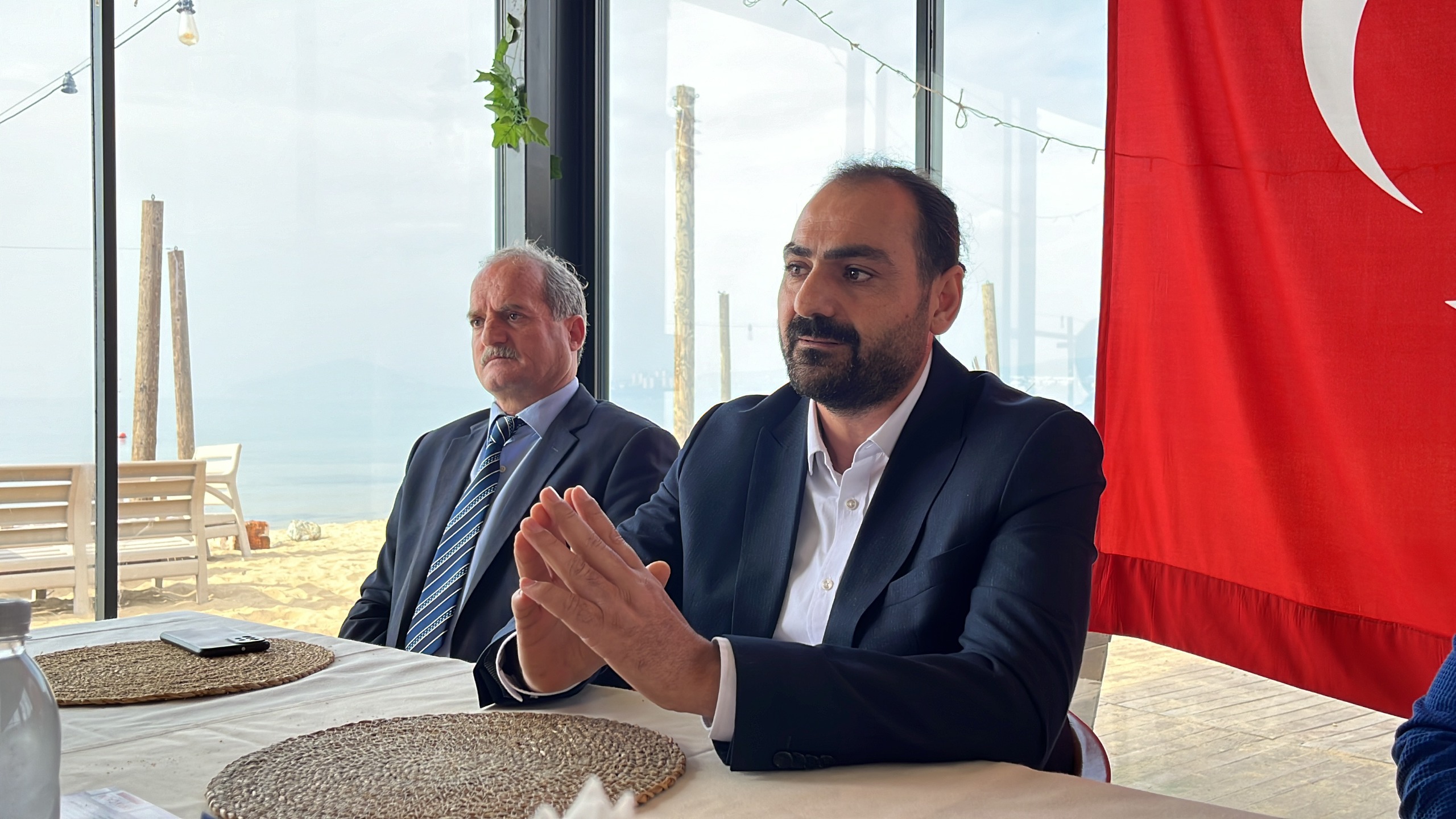 BAŞKAN ADAYI SİNAN ÇALIM BASINLA BULUŞTU: “KARARSIZLARIN SESİ OLACAĞIZ” Bağımsız Bandırma Belediye Başkan Adayı Sinan Çalım, düzenlediği basın toplantısında